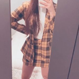 Beautiful two piece set. (Yellow and black)